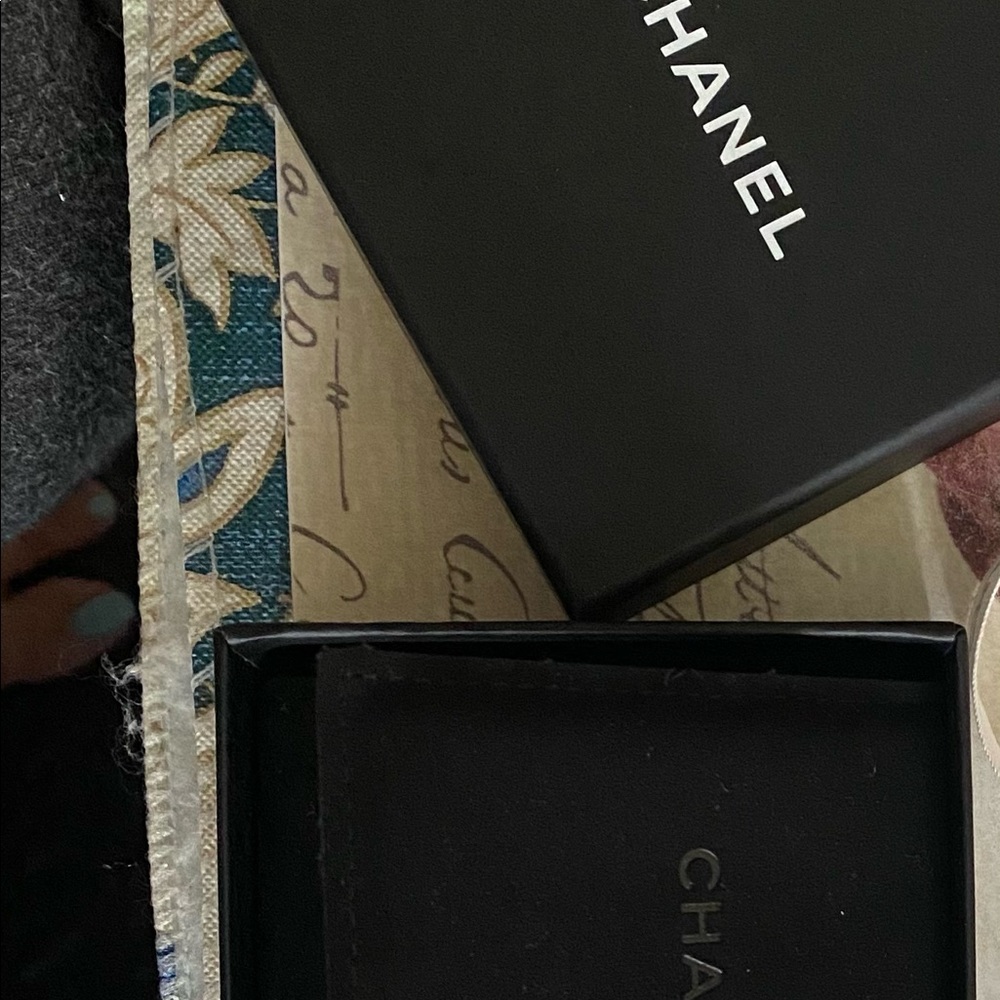 Chanel Script earring - Picture 5 of 5